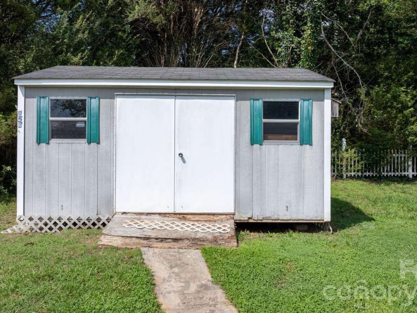 952 Eastern Ridge Drive, Newton, NC 28658.  MLS# CAR4389949, YatesRealty ID 27985. 