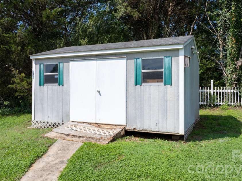 952 Eastern Ridge Drive, Newton, NC 28658.  MLS# CAR4389949, YatesRealty ID 27985. 
