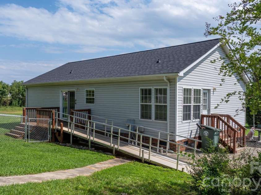 952 Eastern Ridge Drive, Newton, NC 28658.  MLS# CAR4389949, YatesRealty ID 27985. 