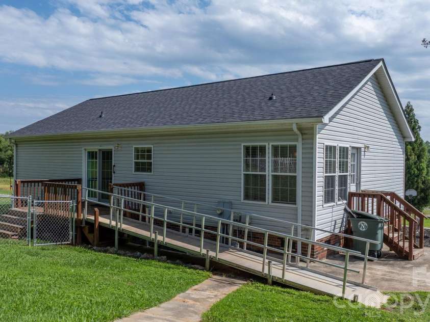 952 Eastern Ridge Drive, Newton, NC 28658.  MLS# CAR4389949, YatesRealty ID 27985. 