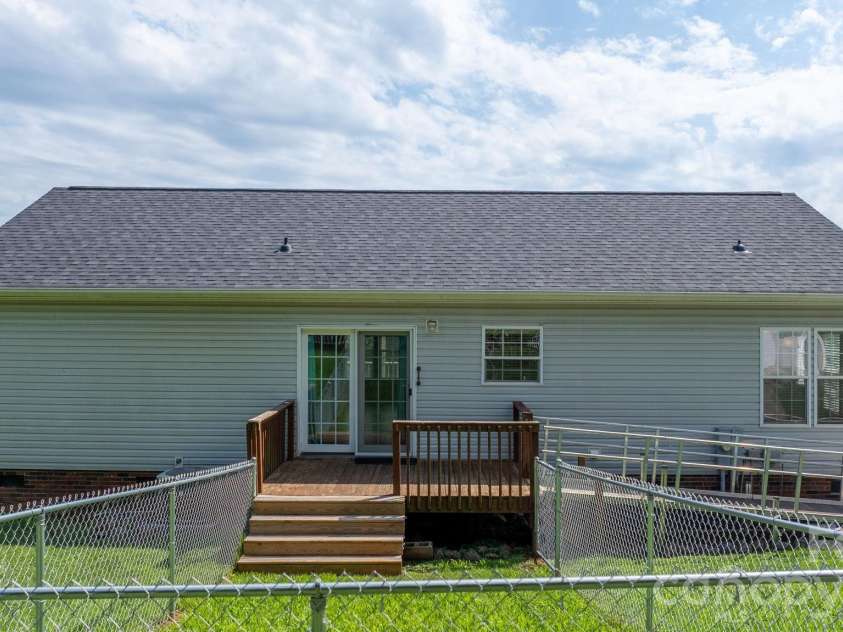 952 Eastern Ridge Drive, Newton, NC 28658.  MLS# CAR4389949, YatesRealty ID 27985. 