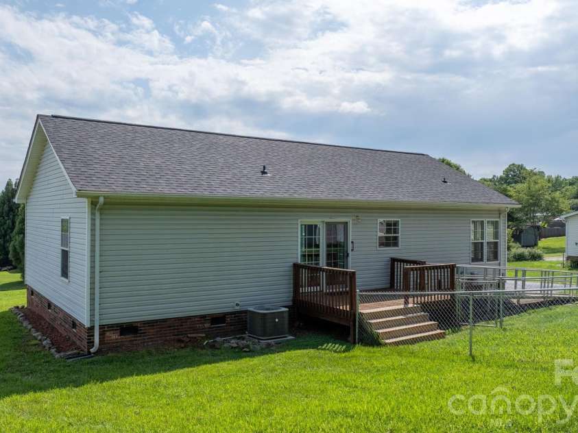 952 Eastern Ridge Drive, Newton, NC 28658.  MLS# CAR4389949, YatesRealty ID 27985. 