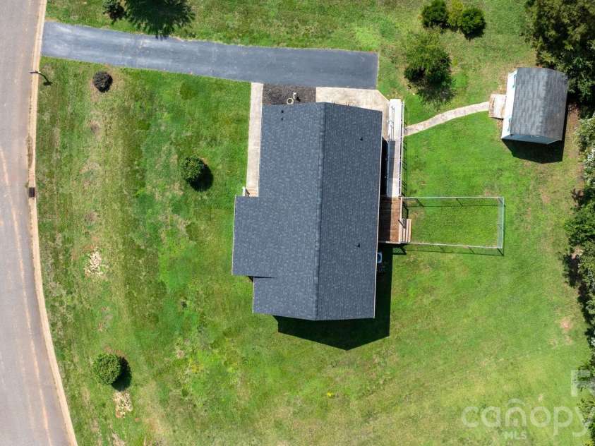 952 Eastern Ridge Drive, Newton, NC 28658.  MLS# CAR4389949, YatesRealty ID 27985. 