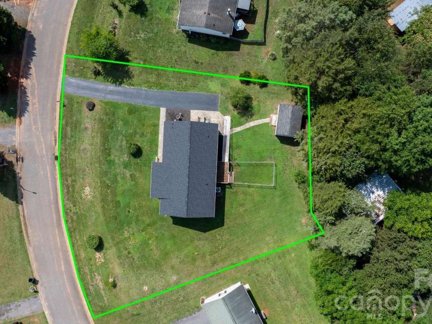 952 Eastern Ridge Drive, Newton, NC 28658.  MLS# CAR4389949, YatesRealty ID 27985. 