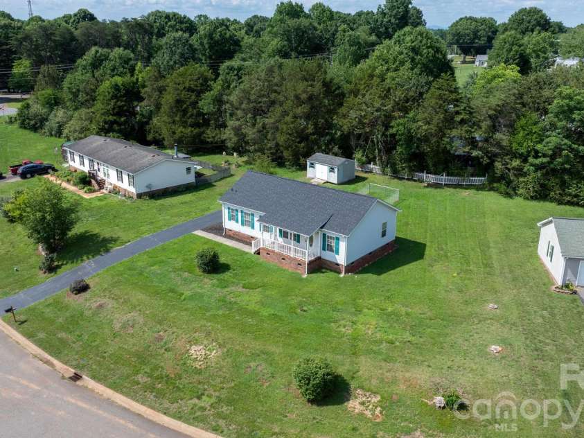 952 Eastern Ridge Drive, Newton, NC 28658.  MLS# CAR4389949, YatesRealty ID 27985. 