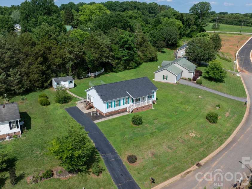 952 Eastern Ridge Drive, Newton, NC 28658.  MLS# CAR4389949, YatesRealty ID 27985. 