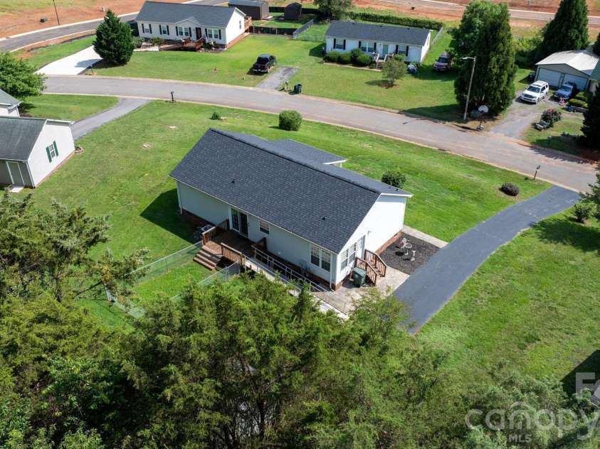 952 Eastern Ridge Drive, Newton, NC 28658.  MLS# CAR4389949, YatesRealty ID 27985. 