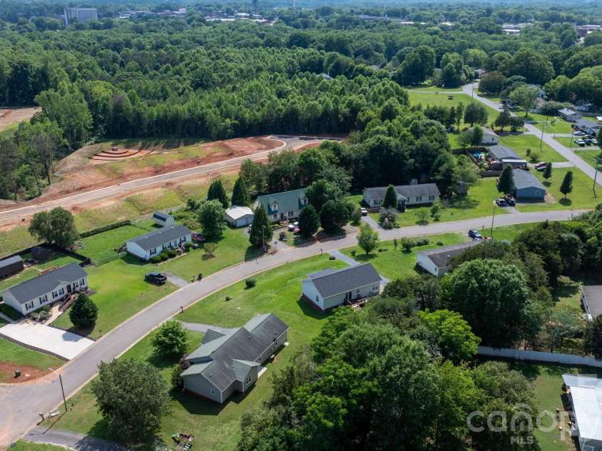 952 Eastern Ridge Drive, Newton, NC 28658.  MLS# CAR4389949, YatesRealty ID 27985. 