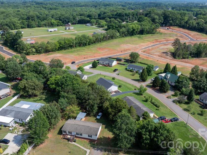 952 Eastern Ridge Drive, Newton, NC 28658.  MLS# CAR4389949, YatesRealty ID 27985. 