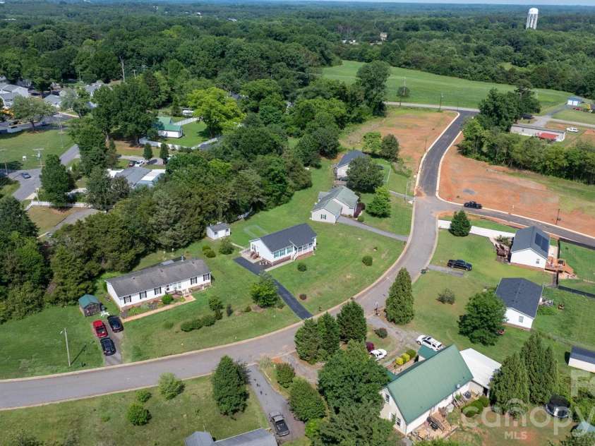 952 Eastern Ridge Drive, Newton, NC 28658.  MLS# CAR4389949, YatesRealty ID 27985. 
