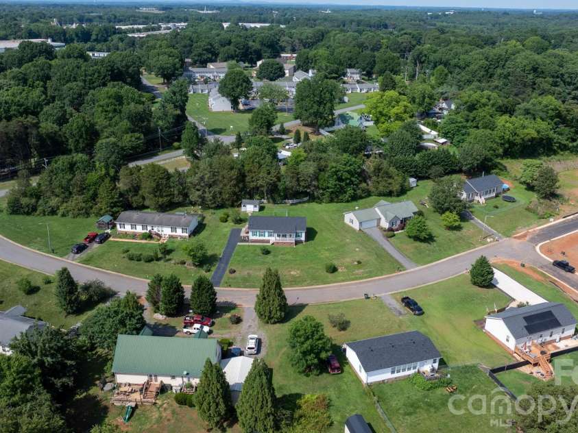952 Eastern Ridge Drive, Newton, NC 28658.  MLS# CAR4389949, YatesRealty ID 27985. 