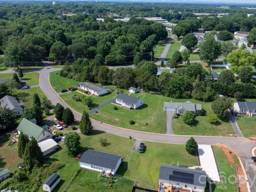 952 Eastern Ridge Drive, Newton, NC 28658.  MLS# CAR4389949, YatesRealty ID 27985. 