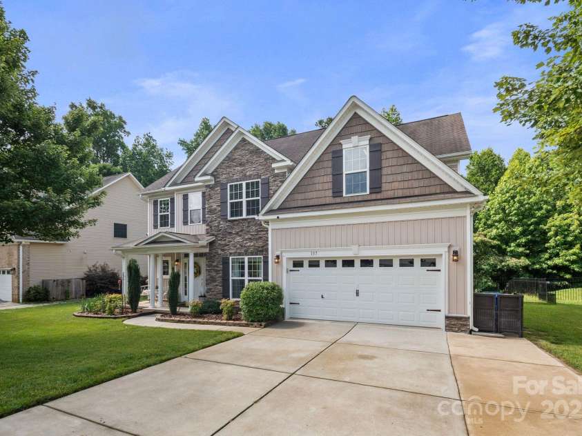 137 Branchview Drive, Mooresville, NC 28115.  MLS# CAR4273548, YatesRealty ID 27986. 
