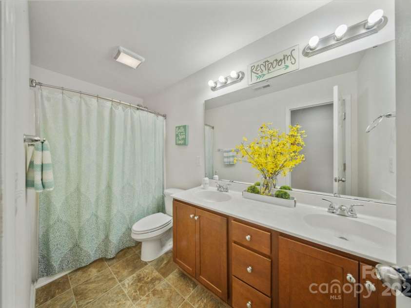 137 Branchview Drive, Mooresville, NC 28115.  MLS# CAR4273548, YatesRealty ID 27986. 