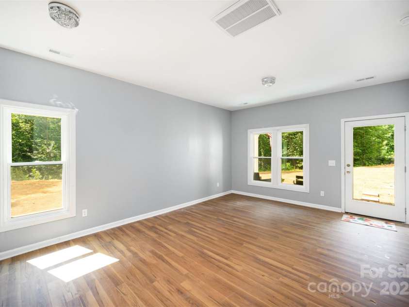 184 Oak Creek Road, Statesville, NC 28625.  MLS# CAR4273872, YatesRealty ID 27987. 