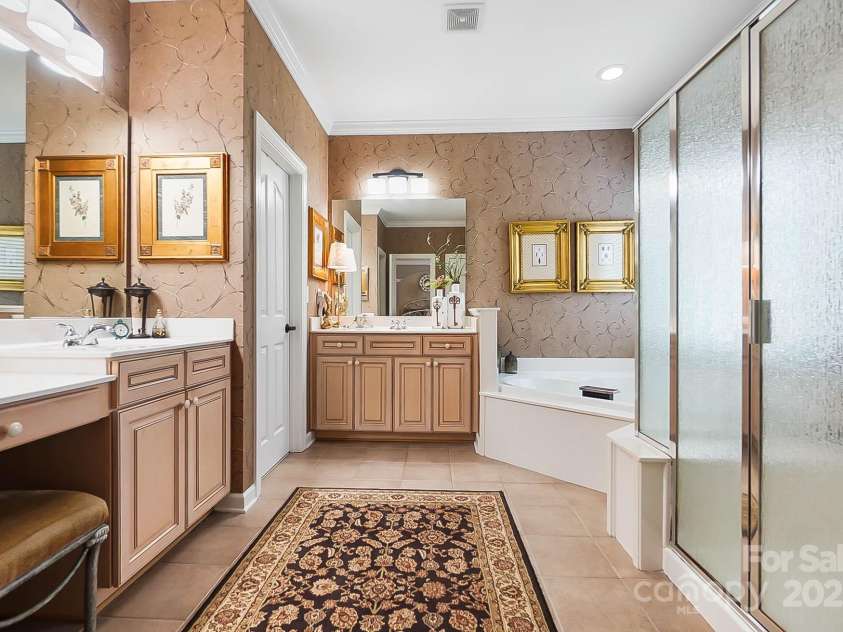 15933 Glen Miro Drive, Huntersville, NC 28078.  MLS# CAR4277902, YatesRealty ID 27988. Primary bathroom with two walk in closets.