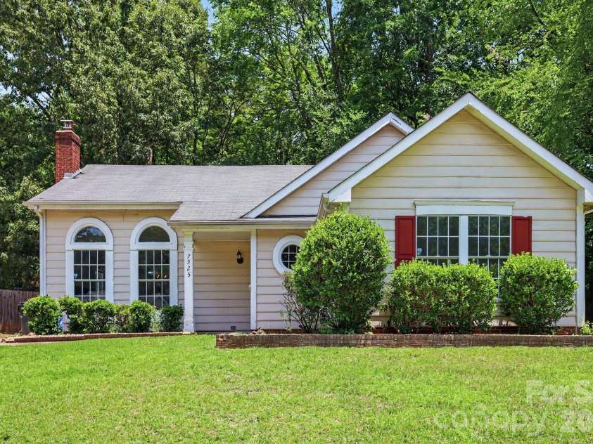 7925 Turquoise Drive, Charlotte, NC 28215.  MLS# CAR4390137, YatesRealty ID 27989. 
