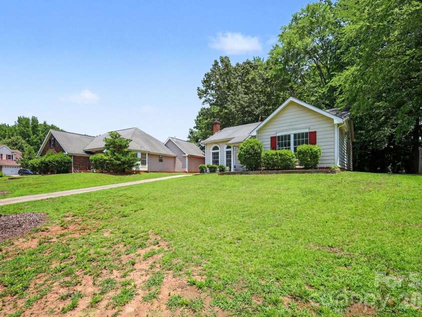 7925 Turquoise Drive, Charlotte, NC 28215.  MLS# CAR4390137, YatesRealty ID 27989. 
