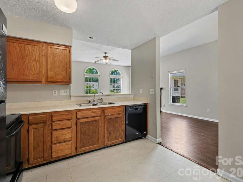 7925 Turquoise Drive, Charlotte, NC 28215.  MLS# CAR4390137, YatesRealty ID 27989. 