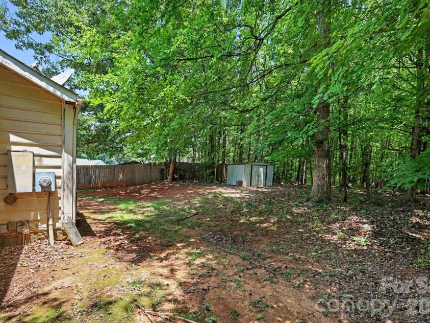 7925 Turquoise Drive, Charlotte, NC 28215.  MLS# CAR4390137, YatesRealty ID 27989. 