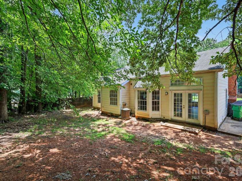 7925 Turquoise Drive, Charlotte, NC 28215.  MLS# CAR4390137, YatesRealty ID 27989. 