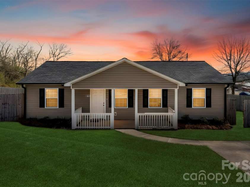 810 4th Street, Kings Mountain, NC 28086.  MLS# CAR4335671, YatesRealty ID 2799. **grass edited**