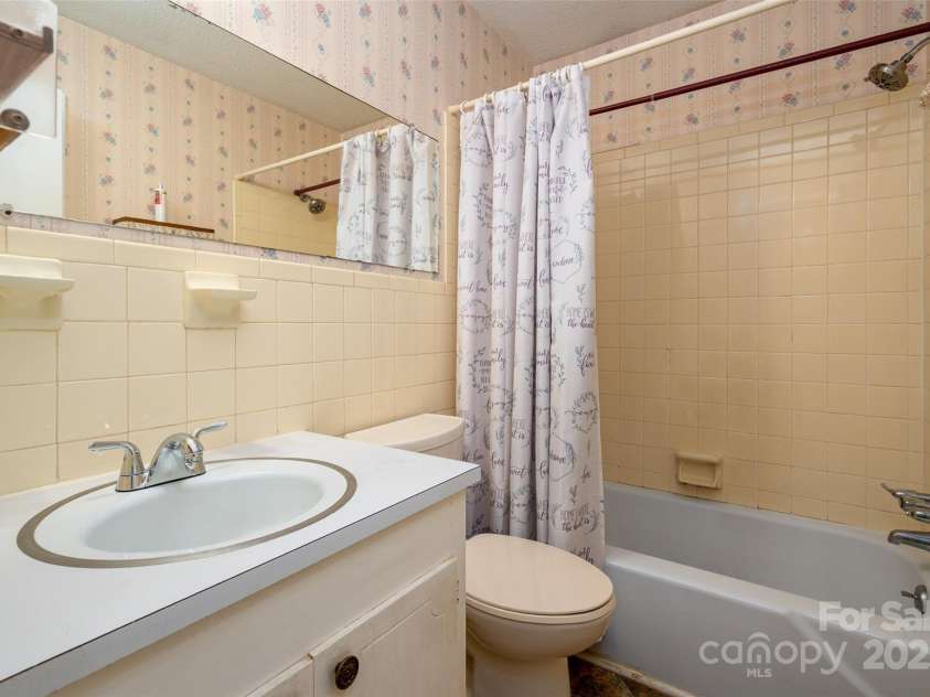 1536 Anderson Street, Gastonia, NC 28054.  MLS# CAR4283379, YatesRealty ID 27992. Hall Bath