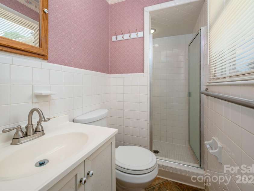 1536 Anderson Street, Gastonia, NC 28054.  MLS# CAR4283379, YatesRealty ID 27992. Primary Bedroom Bath 1