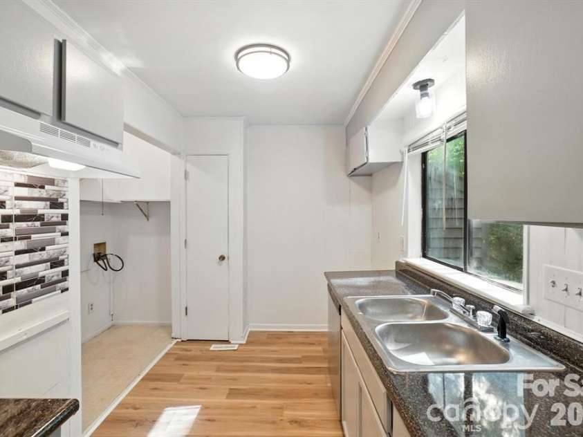 11231 E W T HARRIS Boulevard, Charlotte, NC 28212.  MLS# CAR4389854, YatesRealty ID 27995. 