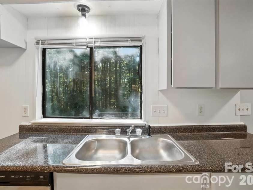 11231 E W T HARRIS Boulevard, Charlotte, NC 28212.  MLS# CAR4389854, YatesRealty ID 27995. 