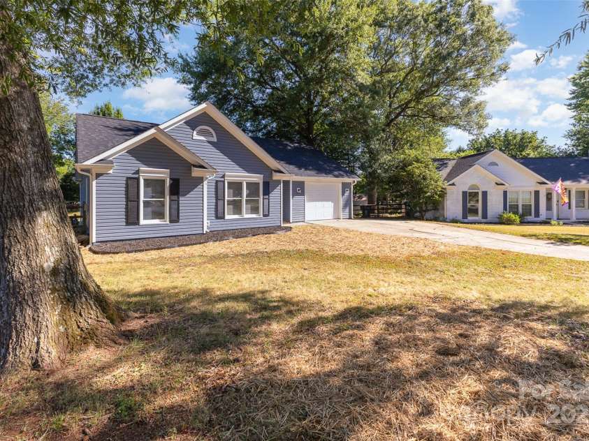 14806 Karina Falls Court, Charlotte, NC 28273.  MLS# CAR4284343, YatesRealty ID 27995. 