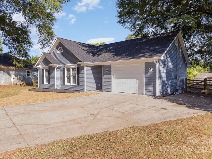 14806 Karina Falls Court, Charlotte, NC 28273.  MLS# CAR4284343, YatesRealty ID 27995. 