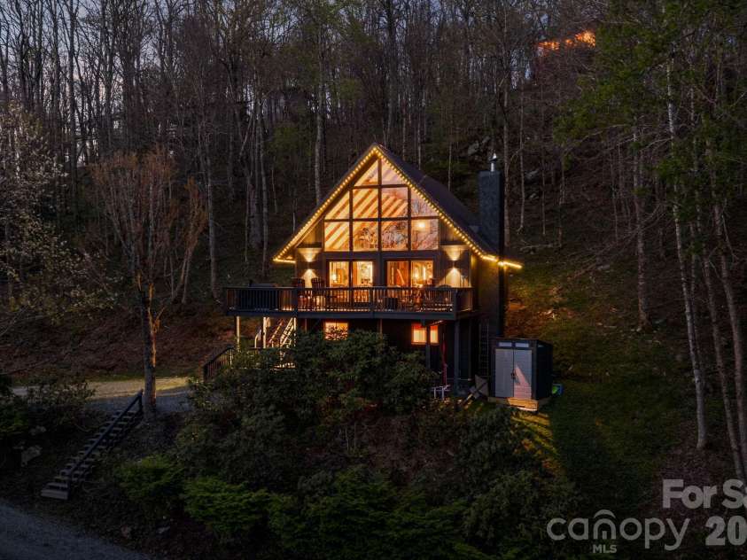 429 Green Cove Road, Sugar Mountain, NC 28604.  MLS# CAR4389497, YatesRealty ID 27996. 
