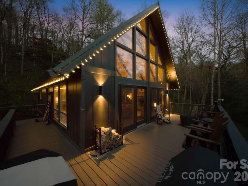 429 Green Cove Road, Sugar Mountain, NC 28604.  MLS# CAR4389497, YatesRealty ID 27996. 