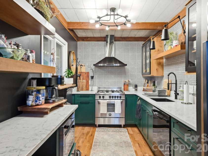 429 Green Cove Road, Sugar Mountain, NC 28604.  MLS# CAR4389497, YatesRealty ID 27996. 