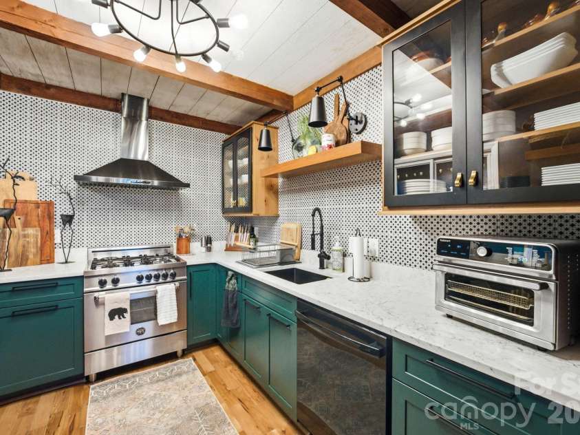 429 Green Cove Road, Sugar Mountain, NC 28604.  MLS# CAR4389497, YatesRealty ID 27996. 