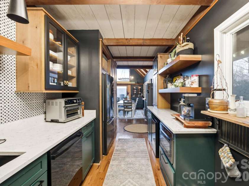429 Green Cove Road, Sugar Mountain, NC 28604.  MLS# CAR4389497, YatesRealty ID 27996. 