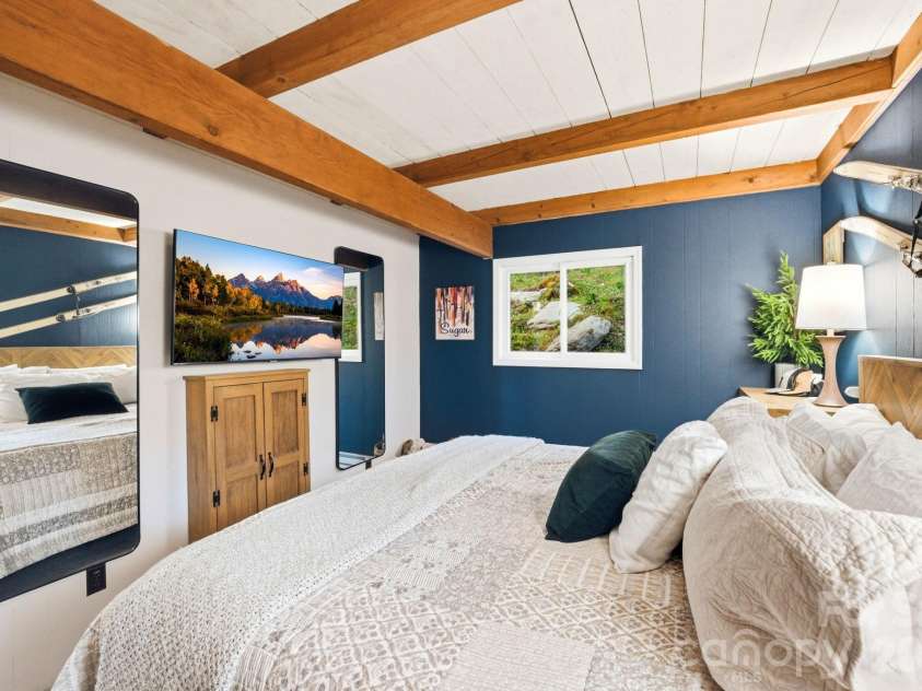 429 Green Cove Road, Sugar Mountain, NC 28604.  MLS# CAR4389497, YatesRealty ID 27996. 