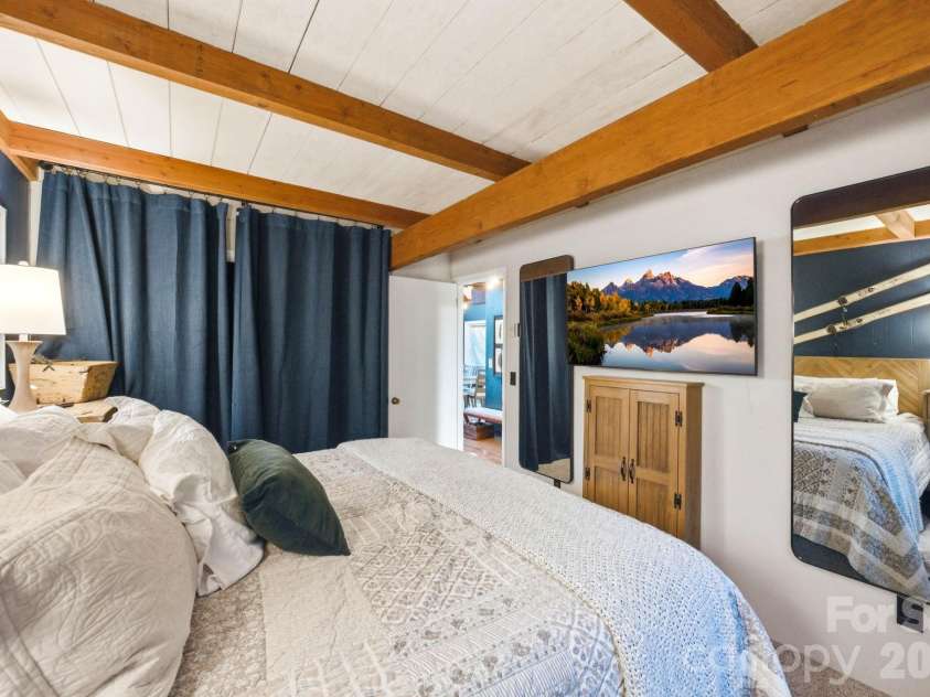 429 Green Cove Road, Sugar Mountain, NC 28604.  MLS# CAR4389497, YatesRealty ID 27996. 