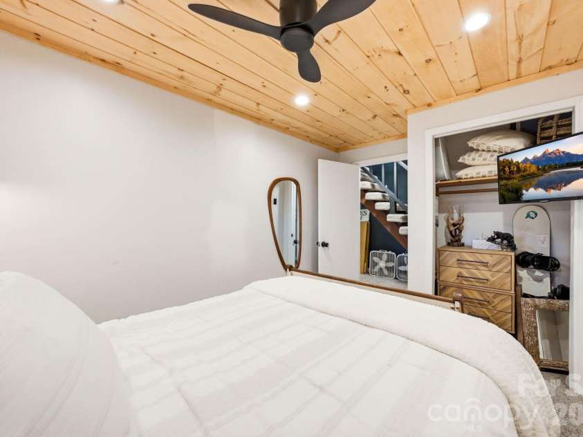 429 Green Cove Road, Sugar Mountain, NC 28604.  MLS# CAR4389497, YatesRealty ID 27996. 