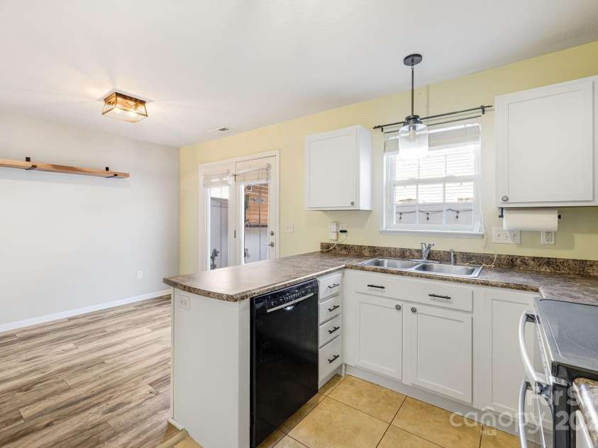 48 Lanceford Circle, Fletcher, NC 28732.  MLS# CAR4284692, YatesRealty ID 27996. 