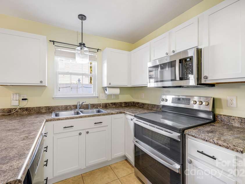 48 Lanceford Circle, Fletcher, NC 28732.  MLS# CAR4284692, YatesRealty ID 27996. 