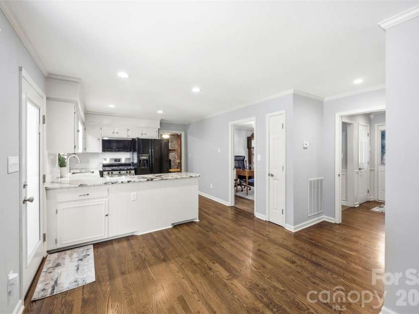 2106 Kings Drive, Gastonia, NC 28056.  MLS# CAR4389653, YatesRealty ID 28001. 