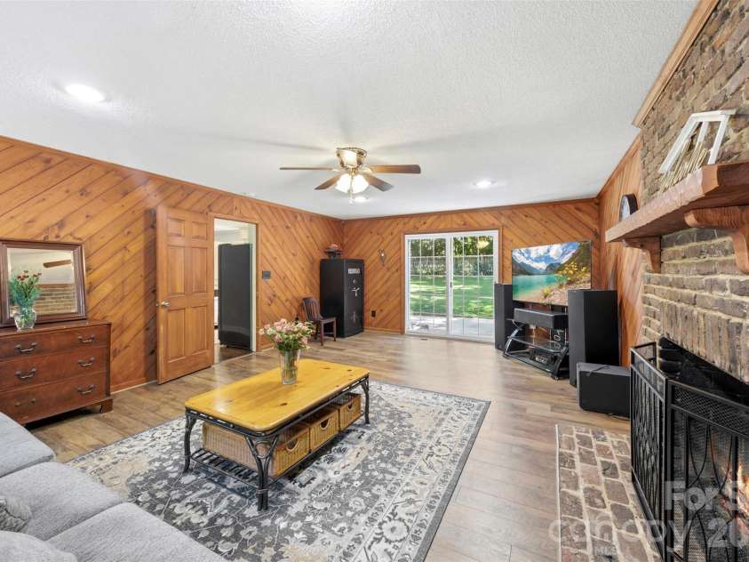 2106 Kings Drive, Gastonia, NC 28056.  MLS# CAR4389653, YatesRealty ID 28001. 