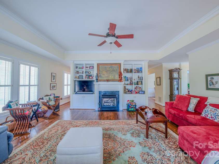 8 Creekside Way, Asheville, NC 28804.  MLS# CAR4275736, YatesRealty ID 28001. Living Room