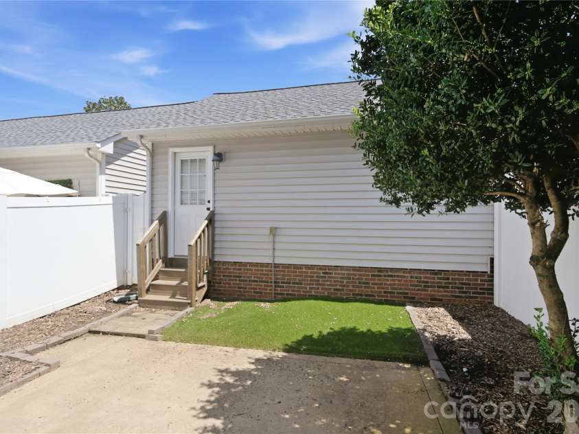 20528 Harbor View Drive, Cornelius, NC 28031.  MLS# CAR4387578, YatesRealty ID 28005. 