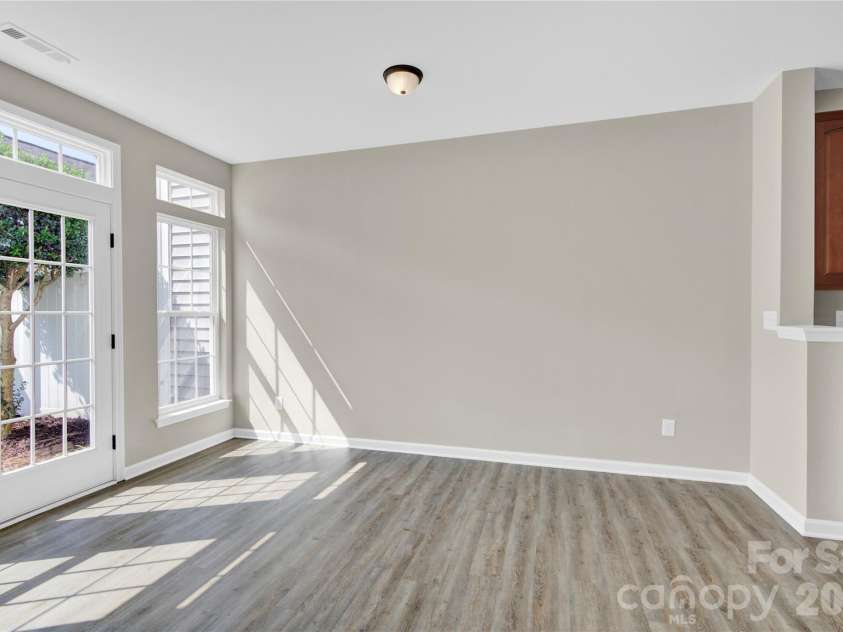 20528 Harbor View Drive, Cornelius, NC 28031.  MLS# CAR4387578, YatesRealty ID 28005. Kitchenette area for seating