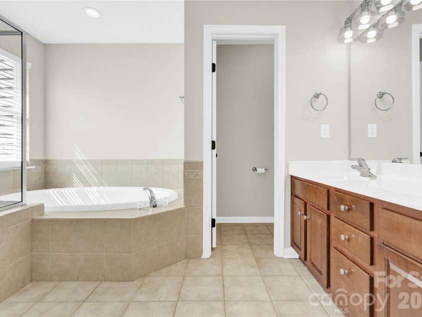 20528 Harbor View Drive, Cornelius, NC 28031.  MLS# CAR4387578, YatesRealty ID 28005. Primary private bathroom