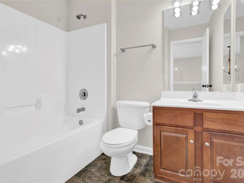 20528 Harbor View Drive, Cornelius, NC 28031.  MLS# CAR4387578, YatesRealty ID 28005. Upstairs guest full bath.