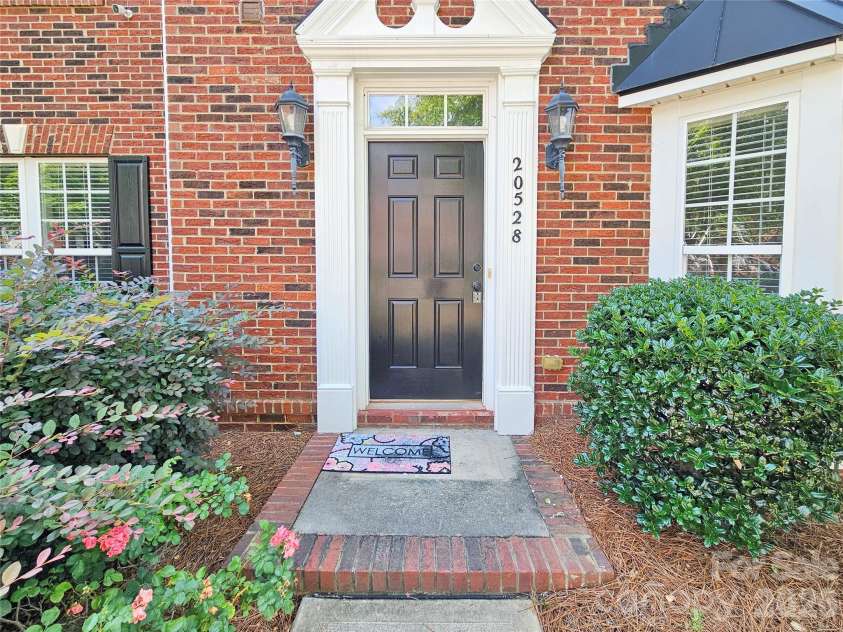 20528 Harbor View Drive, Cornelius, NC 28031.  MLS# CAR4387578, YatesRealty ID 28005. Welcome to 20528 Harbor View Drive